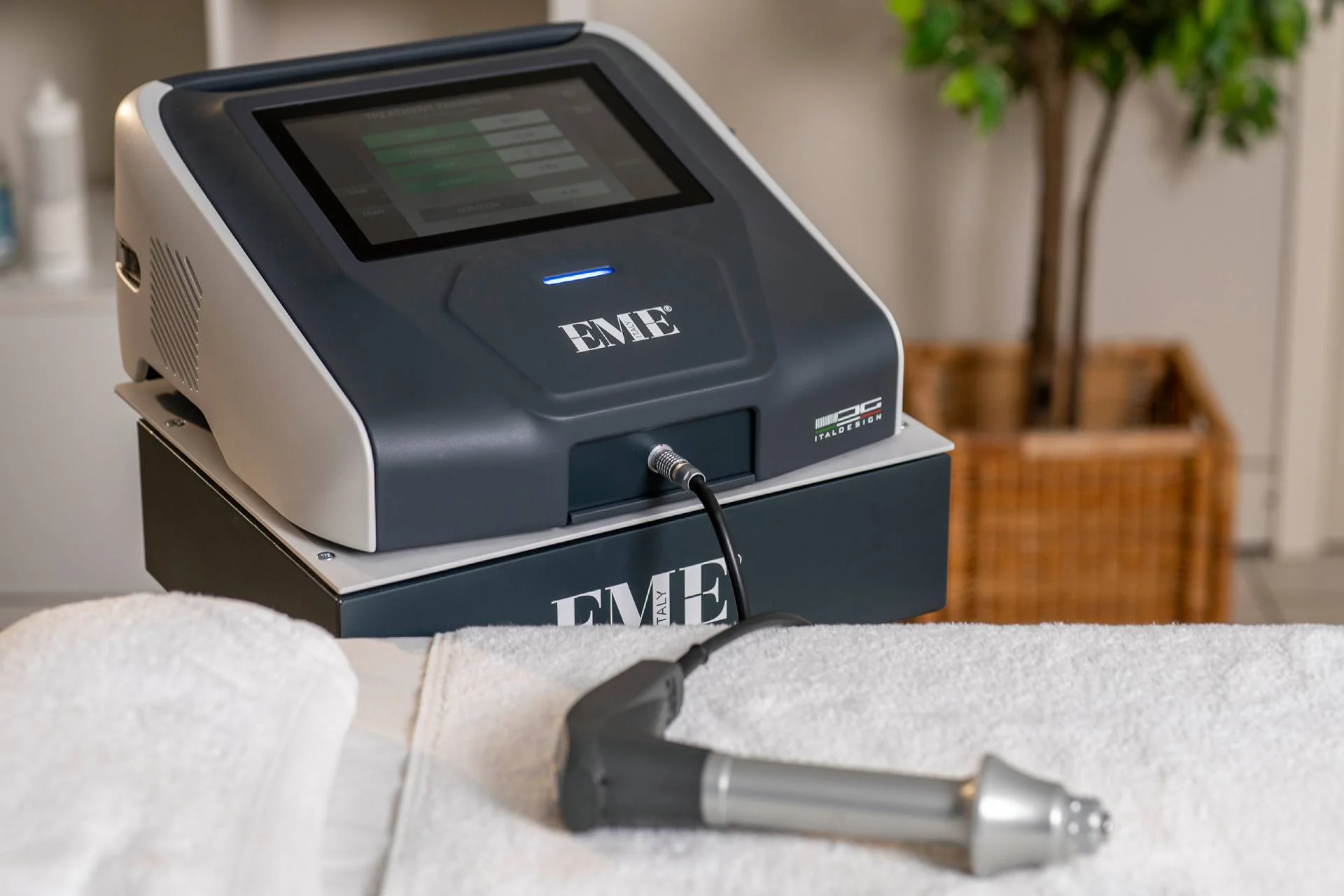 EME Shock Med – widok aparatu do radialnej fali uderzeniowej z boku
